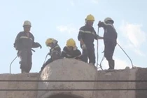 Sập vòm nhà tầng 3, nhiều người thoát chết