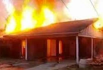 Côn đồ tưới xăng đốt nhà, đánh gia chủ nhập viện