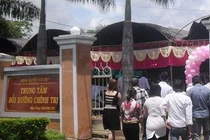 Công sở ngày làm việc thành tiệc cưới linh đình