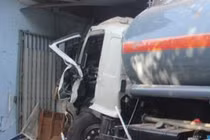 Xe bồn hóa chất đâm sập nhà dân, 2 người nguy kịch