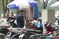 “Nóng” đổi tiền lì xì... giá “chát“