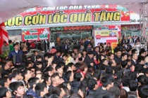 Hàng nghìn người chen lấn nghẹt thở mua hàng khuyến mãi