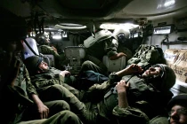 Muôn vẻ tư thế ngủ của binh sĩ trên chiến trường