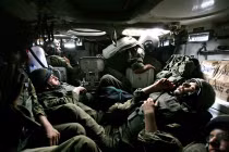 Muôn vẻ tư thế ngủ của binh sĩ trên chiến trường