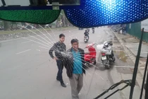 Hành khách cướp vô lăng, đập vỡ kính xe buýt