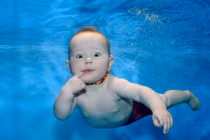 Bơi lội giúp trẻ thông minh hơn