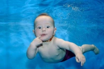 Bơi lội giúp trẻ thông minh hơn