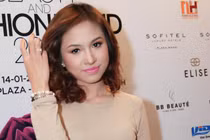 Vân Hugo tươi xinh tông hồng, Dương Thùy Linh nồng nàn sắc đỏ