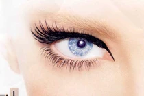 Cách chải mascara để có đôi hàng mi cong vút