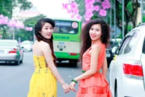 Đồng Lan nhí nhảnh dạo phố với đầm cam nổi bật