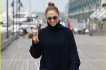 Jennifer Lopez “kín cổng cao tường” ngoài sân khấu