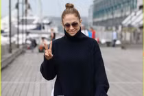 Jennifer Lopez “kín cổng cao tường” ngoài sân khấu