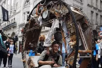 Cặp đôi vòng quanh thế giới bằng nhà bánh xe