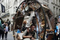 Cặp đôi vòng quanh thế giới bằng nhà bánh xe