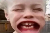 Rủ nhau làm méo mặt