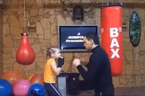 “Sốt” clip bé tí hon đấu quyền anh nhanh như chớp