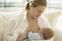 Não trẻ bú sữa mẹ phát triển hơn 30%