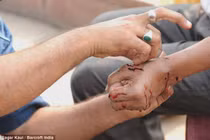 Hãi hùng cảnh chích máu chữa bệnh bằng dao lam