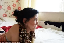 Cận cảnh thiếu nữ có khuôn mặt bà già