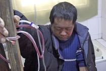 Sống sót 13 năm nhờ máy chạy thận tự chế