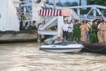 Tài xế xe công an lao xuống sông vẫn bấn loạn