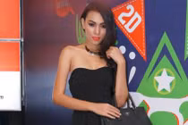 Diệu Huyền mặc váy ngắn khoe chân dài miên man