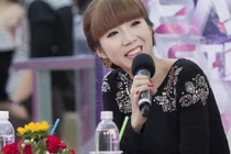 Ngọc Quyên đẹp rạng ngời trên ghế giám khảo 