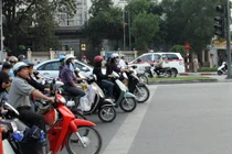 Tắt máy dừng đèn đỏ, động cơ xe bị ảnh hưởng?