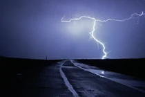 Bị sét đánh chết do chở... hộp sắt