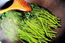 Rau lang xào tỏi trị béo phì do hay nhậu