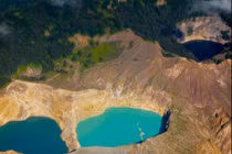 Kỳ lạ: Hồ nước đổi màu trên đỉnh núi lửa