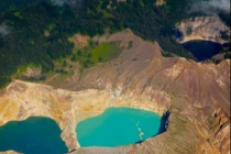 Kỳ lạ: Hồ nước đổi màu trên đỉnh núi lửa