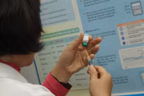 TPHCM: “Ém” văcxin miễn phí... “trục lợi” tiêm văcxin dịch vụ?