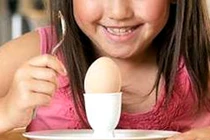 Mẹ ép ăn trứng, con bị viêm gan 