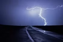 Bị sét đánh chết do chở... hộp sắt