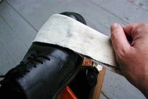 Không dùng cồn làm sạch giầy da