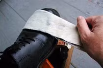 Không dùng cồn làm sạch giầy da