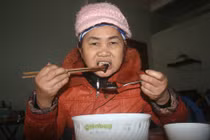 Tê lưỡi, đông máu... nếm cháo độc