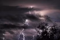 Có cần phải đi trú ngay khi gặp dông sét? 