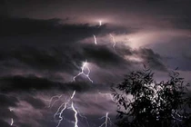 Có cần phải đi trú ngay khi gặp dông sét? 