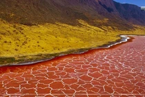 Lý giải nguyên nhân hồ nước đỏ như máu