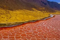 Lý giải nguyên nhân hồ nước đỏ như máu