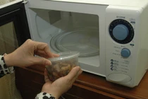Nguy cơ bỏng khi quay lò vi sóng