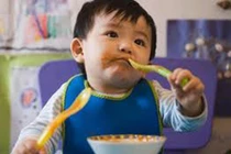 Cẩn trọng khi bổ sung iốt ở trẻ chậm lớn