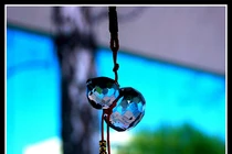 Phong thủy: Treo quả cầu khi cửa hai nhà đối diện