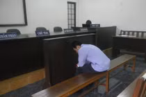 Chọn ngồi tù thay cho nghỉ việc