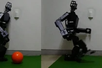 Độc đáo robot đá bóng siêu đẳng