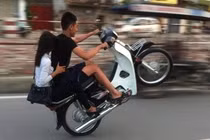 “Hú vía” trước những màn bốc đầu xe của teen Việt