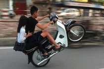 “Hú vía” trước những màn bốc đầu xe của teen Việt