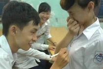 “Liều” viết lưu bút chia tay lên... ngực bạn gái